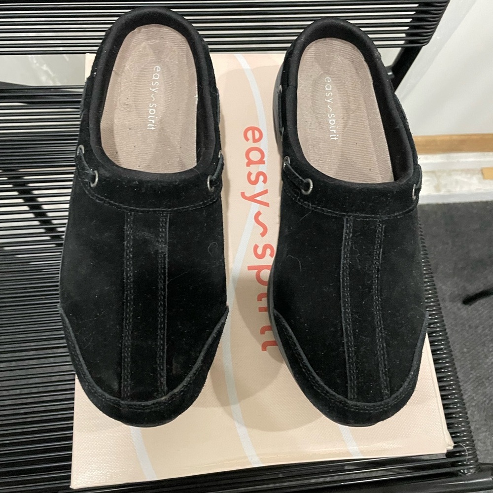 Easy Spirit Black Flats Minimalist Slip-On Design